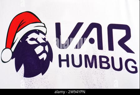 Primo piano del marchio su una maglietta dei Wolverhampton Wanderers con la scritta "VAR Humbug" con un cappello di babbo natale sul logo della Premier League prima della partita di Premier League al Molineux Stadium, Wolverhampton. Data immagine: Domenica 24 dicembre 2023. Foto Stock