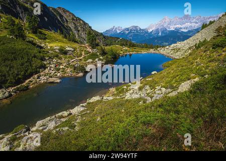 Uno dei laghi di montagna più visitati e belli dell'Austria e le famose montagne Dachstein sullo sfondo. Il lago Spiegelsee situato vicino a Schladm Foto Stock