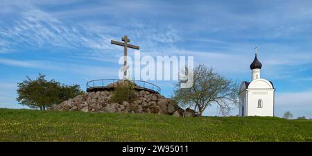 Panorama del Sacro tumulo nella Vecchia Izborsk. Regione di Pskov. Russia Foto Stock