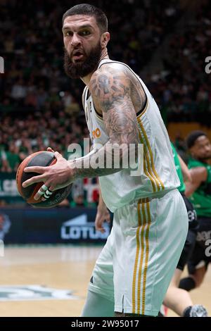 Badalona, Barcellona. 23 dicembre 2023. Vincent Poirier del Real Madrid durante il match ACB Liga Endesa tra Joventut Badalona e Real Madrid al Pabellon Olimpico de Badalona il 23 dicembre 2023 a Badalona, in Spagna. (Foto di David Ramirez/Dax Images) credito: DAX Images/Alamy Live News Foto Stock