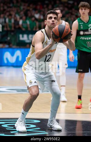 Badalona, Barcellona. 23 dicembre 2023. Carlos Alocen del Real Madrid durante l'incontro ACB Liga Endesa tra Joventut Badalona e Real Madrid al Pabellon Olimpico de Badalona il 23 dicembre 2023 a Badalona, in Spagna. (Foto di David Ramirez/Dax Images) credito: DAX Images/Alamy Live News Foto Stock