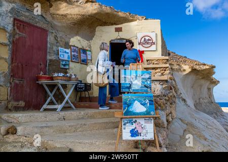 Josephine Xuereb all'ingresso della piccola salina sopra le saline di Gozo, Xwejni Bay. Negozio di sale Leli tal-Melh a Xwejni, vicino a Marsalforn, Gozo, Malta Foto Stock