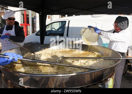 Pola, Croazia. 24 dicembre 2023. Gli chef preparano 5000 porzioni di un tradizionale risotto di pesce (risotto ai Fruitti di Mare) durante una tradizionale vigilia di Natale - materiale pubblicitario natalizio presso il mercato cittadino di Pola, in Croazia, la vigilia di Natale, il 24 dicembre 2023. Foto: SASA Miljevic/PIXSELL credito: Pixsell/Alamy Live News Foto Stock