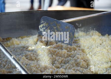 Pola, Croazia. 24 dicembre 2023. Gli chef preparano 5000 porzioni di un tradizionale risotto di pesce (risotto ai Fruitti di Mare) durante una tradizionale vigilia di Natale - materiale pubblicitario natalizio presso il mercato cittadino di Pola, in Croazia, la vigilia di Natale, il 24 dicembre 2023. Foto: SASA Miljevic/PIXSELL credito: Pixsell/Alamy Live News Foto Stock