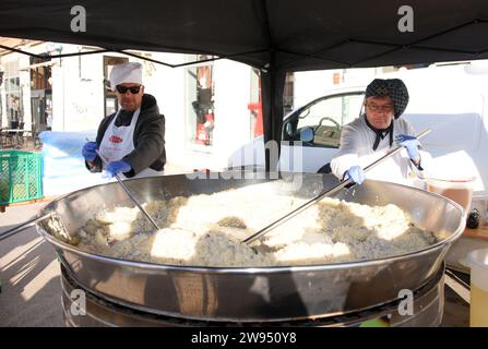 Pola, Croazia. 24 dicembre 2023. Gli chef preparano 5000 porzioni di un tradizionale risotto di pesce (risotto ai Fruitti di Mare) durante una tradizionale vigilia di Natale - materiale pubblicitario natalizio presso il mercato cittadino di Pola, in Croazia, la vigilia di Natale, il 24 dicembre 2023. Foto: SASA Miljevic/PIXSELL credito: Pixsell/Alamy Live News Foto Stock