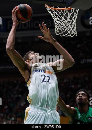 Badalona, Spagna, Barcellona. 23 dicembre 2023. M2< in azione durante la partita ACB Liga Endesa tra Joventut Badalona e Real Madrid al Pabellon Olimpico de Badalona il 23 dicembre 2023 a Badalona, in Spagna. (Immagine di credito: © David Ramirez/DAX via ZUMA Press Wire) SOLO USO EDITORIALE! Non per USO commerciale! Foto Stock