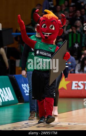 Badalona, Spagna, Barcellona. 23 dicembre 2023. Mascotte di Joventut Badalona durante il match ACB Liga Endesa tra Joventut Badalona e Real Madrid al Pabellon Olimpico de Badalona il 23 dicembre 2023 a Badalona, in Spagna. (Immagine di credito: © David Ramirez/DAX via ZUMA Press Wire) SOLO USO EDITORIALE! Non per USO commerciale! Foto Stock