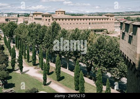 Vista del Monasterio San Francisco dal Palazzo dei Re di Navarra di Olite Foto Stock