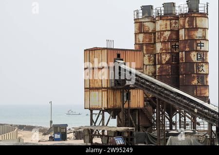 Ghana, Accra, porto di pesca GHANA, Accra, Jamestown, costruzione di un nuovo porto peschereccio da parte della società cinese CRCC China Railway Construction Corporation Limited e China Aid, silo di cemento *** GHANA, Accra, Bau eines neuen Fischerei Hafen durch chinesische Baufirma CRCC und China Aid a Jamestown, Zement Silos Accra Ghana Foto Stock