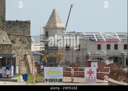 Ghana, Accra, porto di pesca GHANA, Accra, Jamestown, costruzione di un nuovo porto peschereccio da parte della società cinese CRCC China Railway Construction Corporation Limited e China Aid *** GHANA, Accra, Bau eines neuen Fischerei Hafen durch chinesische Baufirma CRCC und China Aid a Jamestown Accra Ghana Foto Stock