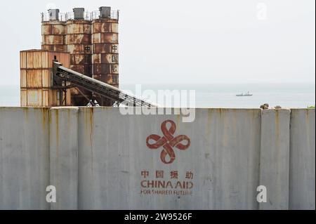 Ghana, Accra, porto di pesca GHANA, Accra, Jamestown, costruzione di un nuovo porto peschereccio da parte della società cinese CRCC China Railway Construction Corporation Limited e China Aid, silo di cemento *** GHANA, Accra, Bau eines neuen Fischerei Hafen durch chinesische Baufirma CRCC und China Aid a Jamestown, Zement Silos Accra Ghana Foto Stock