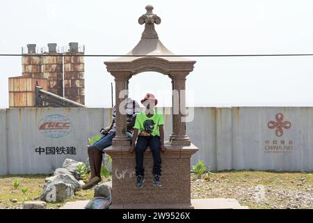 Ghana, Accra, porto di pesca GHANA, Accra, Jamestown, costruzione di un nuovo porto peschereccio da parte della società cinese CRCC China Railway Construction Corporation Limited e China Aid, silo di cemento *** GHANA, Accra, Bau eines neuen Fischerei Hafen durch chinesische Baufirma CRCC und China Aid a Jamestown, Zement Silos Accra Ghana Foto Stock