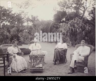 Company in Garden, Anonymous, 1911 - 1912 Fotografia Maria Gonggrijp e Andries Boom seduti in un giardino insieme a un altro uomo e una donna. Fa parte dell'album fotografico della famiglia Boom-Gonggrijp in Suriname e Curaco. Supporto fotografico Suriname Suriname Foto Stock