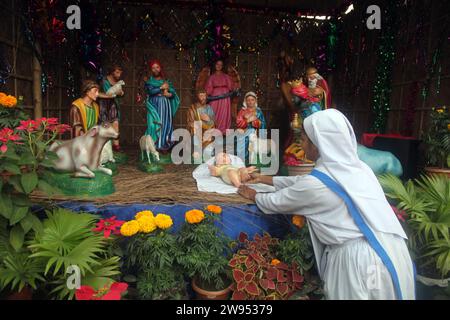 Dacca Bangladesh 24 dicembre 2023, i principali hotel di Dacca e la chiesa di Kakrail a Dacca si preparano per il Natale, uno dei più grandi festival cristiani Foto Stock