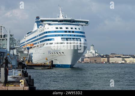 HELSINKI, FINLANDIA - 8 MARZO 2019: Crociera in traghetto "Silja Symphony" nel porto di Helsinki in un giorno di marzo Foto Stock