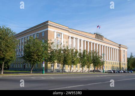 VELIKY NOVGOROD, RUSSIA - 15 LUGLIO 2023: La costruzione del governo della regione di Novgorod in una soleggiata giornata di luglio Foto Stock