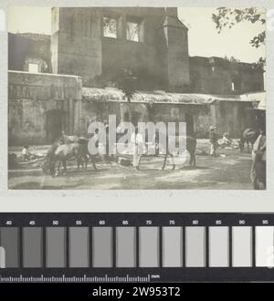 Ruines Van Antigua Guatemala, Andries Augustus Boom, 1912 Fotografia Ruins of Antigua Guatemala, settembre 1912. La città fu distrutta da un terremoto nel 1773. Per strada un mercato con poche persone e cavalli. Fa parte dell'album fotografico della famiglia Boom-Gonggrijp in Suriname e Curaco. Mercato di supporto fotografico Guatemala Antigua Guatemala. Guatemala Foto Stock