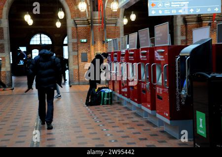 Copenhagen, Danimarca /24 dicembre 2023/.Christams vigila i viaggiatori per le vacanze di natale presso la statua principale del treno nella capitale danese.(Photo.Francis Joseph Dean/Dean Pictures) Foto Stock