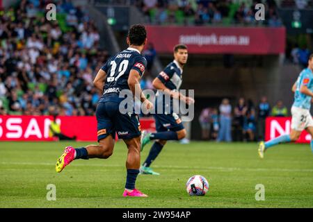 Melbourne, Australia. 23 dicembre 2023. L'attaccante del Melbourne Victory FC Daniel Arzani (#19) corre la palla in avanti durante la partita di Isuzu UTE A-League tra il Melbourne City FC e il Melbourne Victory FC all'AAMI Park di Melbourne, Australia. Crediti: James Forrester/Alamy Live News Foto Stock