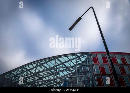 Edificio rosso per uffici con finestre astratte in combinazione con un lampione, Düsseldorf media Harbour Foto Stock