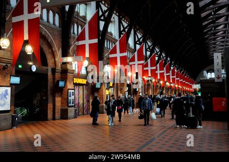 Copenhagen, Danimarca /24 dicembre 2023/.Christams vigila i viaggiatori per le vacanze di natale presso la statua principale del treno nella capitale danese.foto.Francis Joseph Dean/Dean Pictures Foto Stock