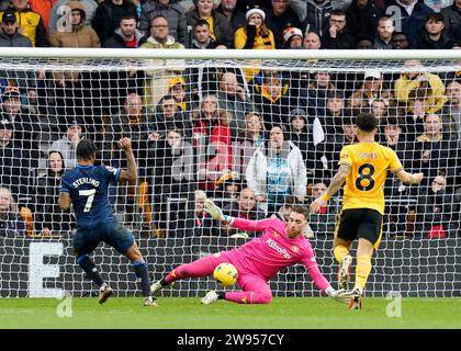 Wolverhampton, Regno Unito. 24 dicembre 2023. Jose sa del Wolverhampton Wanderers salva Raheem Sterling del Chelsea durante la partita di Premier League a Molineux, Wolverhampton. Il credito fotografico dovrebbe leggere: Andrew Yates/Sportimage Credit: Sportimage Ltd/Alamy Live News Foto Stock