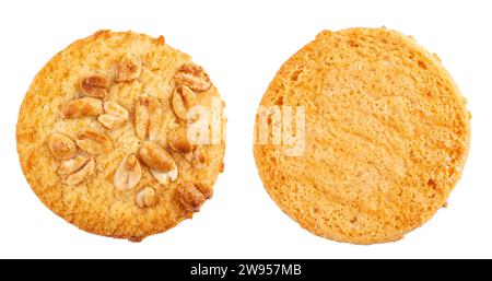 Due biscotti con crosta di pasta frolla con noci. Due angoli. Isolato su sfondo bianco. Il file contiene il percorso di ritaglio Foto Stock