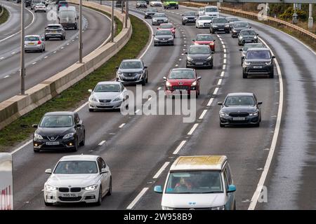 Birmingham, West Midlands, Regno Unito. 24 dicembre 2023. Nonostante molte migliaia di persone abbiano fatto la vacanza la vigilia di Natale, la M6 si muoveva liberamente oggi senza alcun traffico visibile su entrambe le carreggiate. Credito: AG News/Alamy Live News Foto Stock