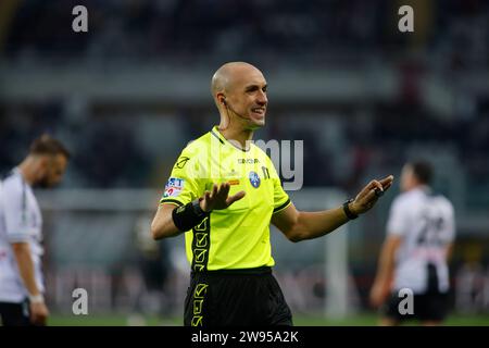 Torino, Italia. 23 dicembre 2023. L'arbitro Fabbri ha visto durante la partita tra Torino FC e Udinese calcio come parte della partita di serie A italiana, allo Stadia Olympic grande Torino. Punteggio finale; Torino FC 1:1 Udinese calcio crediti: SOPA Images Limited/Alamy Live News Foto Stock