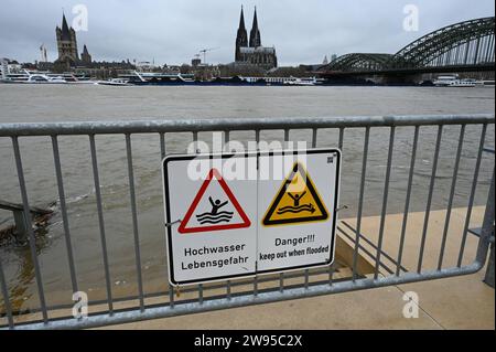 Rhein Hochwasser in Köln aus Sicht vom Deutzer Rheinufer auf die Innenstadt von Köln und Kölner Dom. Einige Stufen des Deutzer RheinBoulevard sind bereit überflutet. Warnschilder in deutscher und englischer Sprache warnen vor Hochwasser und Gefahr *** le inondazioni del Reno a Colonia dalla riva Deutz del Reno guardando verso il centro di Colonia e la cattedrale di Colonia alcuni gradini del viale Deutz Rhine sono già allagati segnali di avvertimento in tedesco e inglese avvertono di inondazioni e pericoli Foto Stock