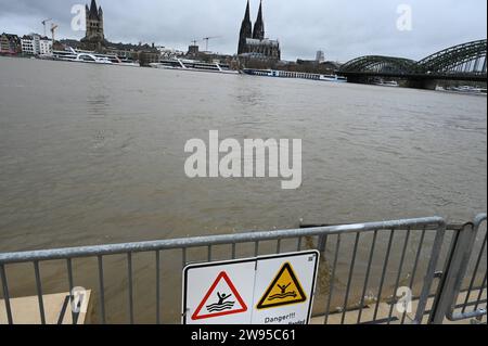 Rhein Hochwasser in Köln aus Sicht vom Deutzer Rheinufer auf die Innenstadt von Köln und Kölner Dom. Einige Stufen des Deutzer RheinBoulevard sind bereit überflutet. Warnschilder in deutscher und englischer Sprache warnen vor Hochwasser und Gefahr *** le inondazioni del Reno a Colonia dalla riva Deutz del Reno guardando verso il centro di Colonia e la cattedrale di Colonia alcuni gradini del viale Deutz Rhine sono già allagati segnali di avvertimento in tedesco e inglese avvertono di inondazioni e pericoli Foto Stock