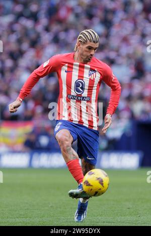 Rodrigo De Paul dell'Atletico de Madrid in azione durante la partita di la Liga 2023/24 tra Atletico de Madrid e Siviglia al Civitas Metropolitano punteggio finale; Atletico de Madrid 1-0 Siviglia. Foto Stock