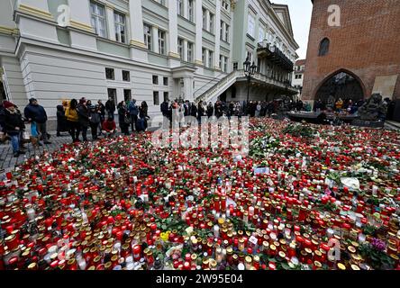 Praga, Repubblica Ceca. 24 dicembre 2023. Un luogo di culto con candele create di fronte al Karolinum per le vittime della sparatoria del 21 dicembre presso la Facoltà di Arti dell'Università Carlo di Praga, Repubblica Ceca, il 24 dicembre, 2023. crediti: Michal Krumphanzl/CTK Photo/Alamy Live News Foto Stock