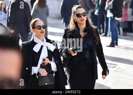 Croazia, Dubrovnik, 241223. Molti residenti di Dubrovnik trascorrono la vigilia di Natale in città e passeggiano lungo Stradun. Foto: Tonci Plazibat / CROPIX Dubrovnik Croazia Copyright: XToncixPlazibatxToncixPlazibatx guzva stradun13-241223 Foto Stock