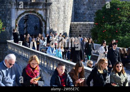 Croazia, Dubrovnik, 241223. Molti residenti di Dubrovnik trascorrono la vigilia di Natale in città e passeggiano lungo Stradun. Foto: Tonci Plazibat / CROPIX Dubrovnik Croazia Copyright: XToncixPlazibatxToncixPlazibatx stradun guzva1-241223 Foto Stock