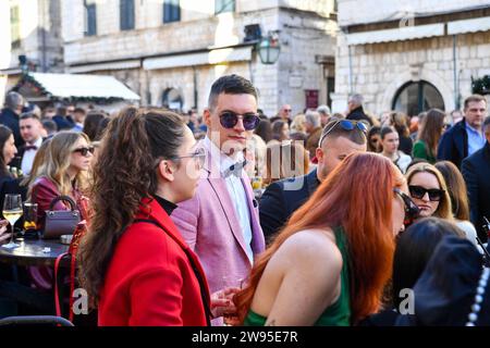 Croazia, Dubrovnik, 241223. Molti residenti di Dubrovnik trascorrono la vigilia di Natale in città e passeggiano lungo Stradun. Foto: Tonci Plazibat / CROPIX Dubrovnik Croazia Copyright: XToncixPlazibatxToncixPlazibatx stradun guzva19-241223 Foto Stock