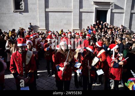 Croazia, Dubrovnik, 241223. Molti residenti di Dubrovnik trascorrono la vigilia di Natale in città e passeggiano lungo Stradun. Foto: Tonci Plazibat / CROPIX Dubrovnik Croazia Copyright: XToncixPlazibatxToncixPlazibatx kolenda dubrovnik1-241223 Foto Stock