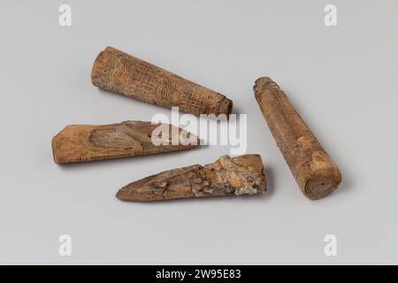 Messen ascensori dal relitto degli East Indians Hollandia, Anonymous, 1700 - in o prima 1743 coltello, manico, cilindrico: Conico; ID. NG 1979-403H. Legno olandese (materiale vegetale) secondo Foto Stock