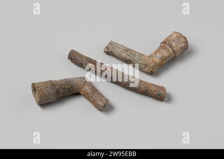 Parts Click spray from the Wreck of the East Indians Hollandia, Anonymous, 1700 - in or before 1743 strumenti e strumenti, medico, siringa enema; (3)frammento di aghi, rotti, corroso: frammento di tubo ad angolo retto, conico, un'estremità flangiata filettata internamente: frammento di tubo dritto, conico. Paesi Bassi stagno (metallo) secondo Foto Stock