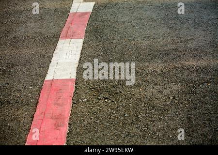 consistenza dell'asfalto con linee rosse e bianche Foto Stock