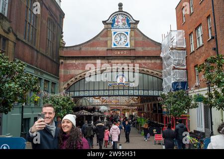 Windsor, Regno Unito. 24 dicembre 2023. La gente era a Windsor, nel Berkshire, oggi, la vigilia di Natale, a fare shopping natalizio all'ultimo minuto. Credito: Maureen McLean/Alamy Live News Foto Stock
