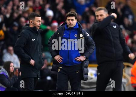 Il manager del Chelsea Mauricio Pochettino (centro) sembra frustrato, mentre il manager dei Wolverhampton Wanderers Gary o'Neil (a destra) festeggia dopo il fischio finale nella partita di Premier League al Molineux Stadium, Wolverhampton. Data immagine: Domenica 24 dicembre 2023. Foto Stock