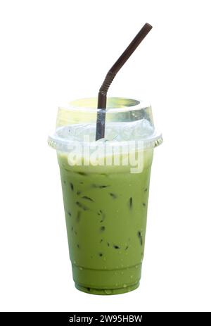 Tè verde matcha freddo latte con latte condensato in vetro trasparente è isolato su sfondo bianco con percorso di ritaglio. Foto Stock