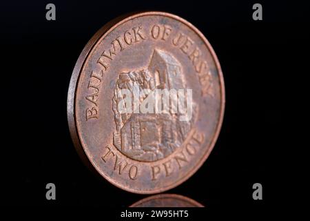 1998 Bailiwick of Jersey moneta da 2 pence con l'Hermitage Rock sul rovescio e il quarto ritratto della Regina Elisabetta II di Ian Rank Broadley Foto Stock