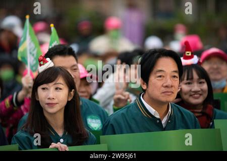 Taipei, Taiwan. 24 dicembre 2023. William Lai Ching-te (a destra), vicepresidente di Taiwan e candidato presidenziale del Partito Progressista Democratico (DPP), partecipa a una manifestazione a Taipei il 24 dicembre. Lai è considerato un corridore in prima fila per le elezioni nazionali del 2024 della nazione insulare. (Immagine di credito: © Brennan o'Connor/ZUMA Press Wire) SOLO USO EDITORIALE! Non per USO commerciale! Crediti: ZUMA Press, Inc./Alamy Live News Foto Stock