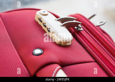 lucchetto a combinazione sulla borsa da viaggio rossa Foto Stock