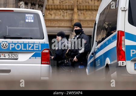 Terroralarm zu Weihnachten: Rund um den Kölner Dom sind Polizisten in Stellung gegangen. Zuvor ging eine Terrorwarnung ein: Eine islamistische Terrorzelle des afghanischen ISIS-Ablegers ISPK habe über den Jahreswechsel u.a. in Köln Anschläge geplant. Zwei Personen sollen in Deutschland und Wien festgenommen worden Sein. Nachdem in der Nacht unter anderem Sprengstoff-Spürhunde im Dom eingesetzt wurden, kontrolliert die Polizei nun alle Gottesdienstbesucher. Themenbild, Symbolbild Köln, 24.12.2023 NRW Deutschland *** allarme terroristico alla polizia di Natale hanno assunto posizioni intorno a Colonia Cathedr Foto Stock