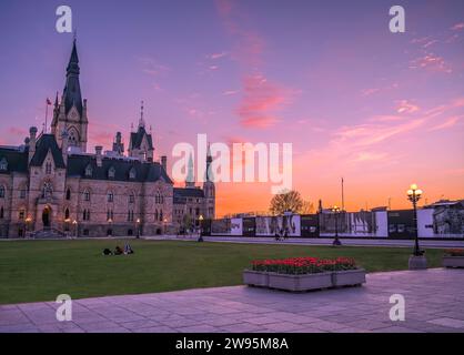 Cielo colorato al tramonto su Parliament Hill, tulipani rossi, Ottawa, Ontario, Canada Foto Stock