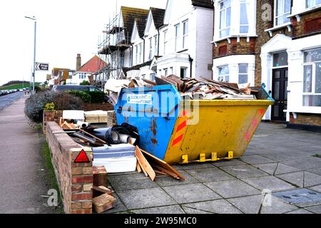 salta spazzatura sul piazzale dell'hotel, herne bay town, thanet, east kent, uk dicembre 2023 Foto Stock