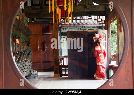 Donna in cinese tradizionale abito, tempio di Wuhou, Chengdu Sichuan, Cina Foto Stock